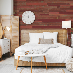 Besonderer Flair im Schlafzimmer mit roten Altholz-Design Bretter an der Wand